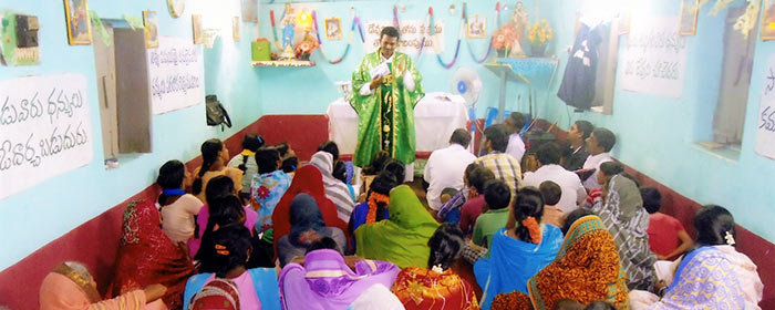 Missa em antiga capela em Tadepalligudem