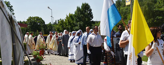 Procissão em honra à Nossa Senhora de Fátima no Santuário de Pleven