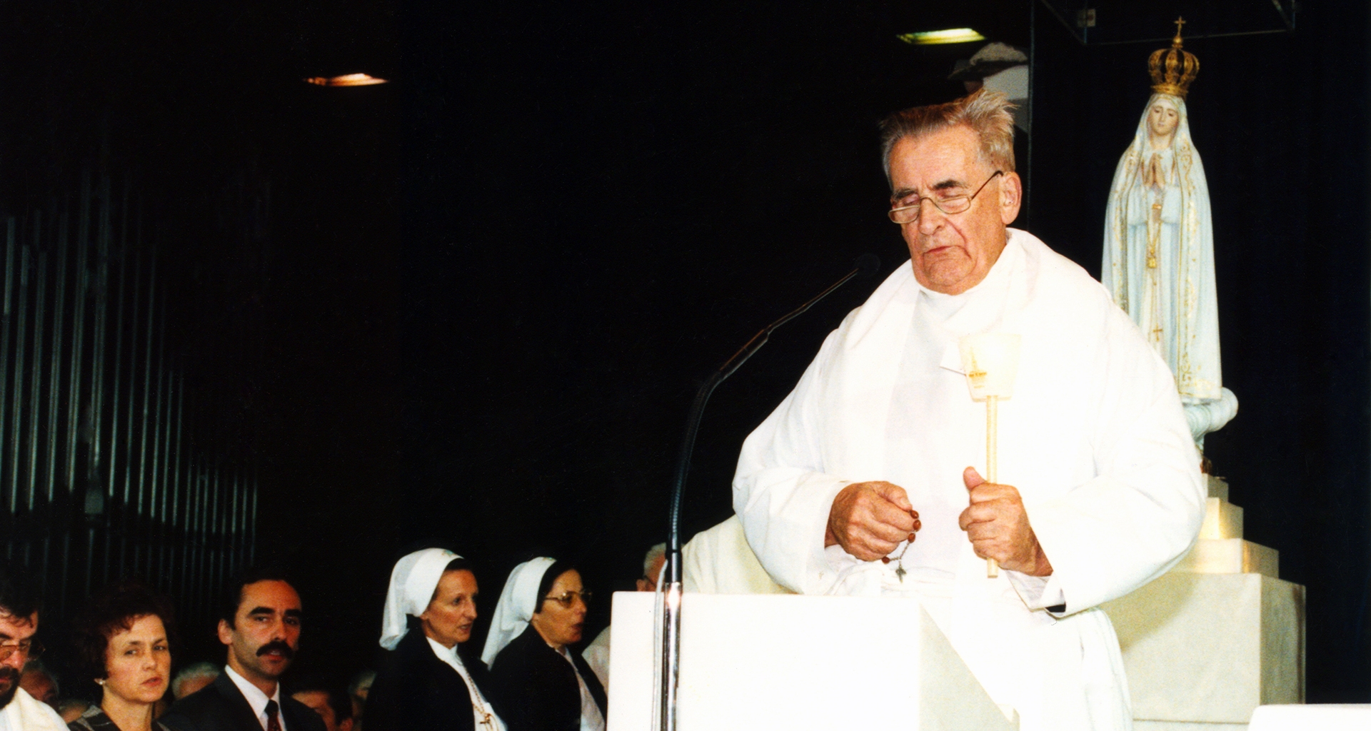 No aniversário de 50 anos da ACN, Pe. Werenfried reza o rosário na Capela das Aparições em Fátima.