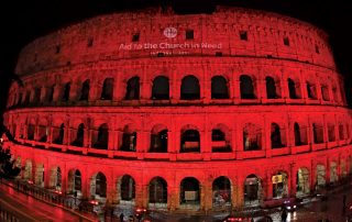 Coliseu em Roma fica vermelho em memória aos cristãos perseguidos