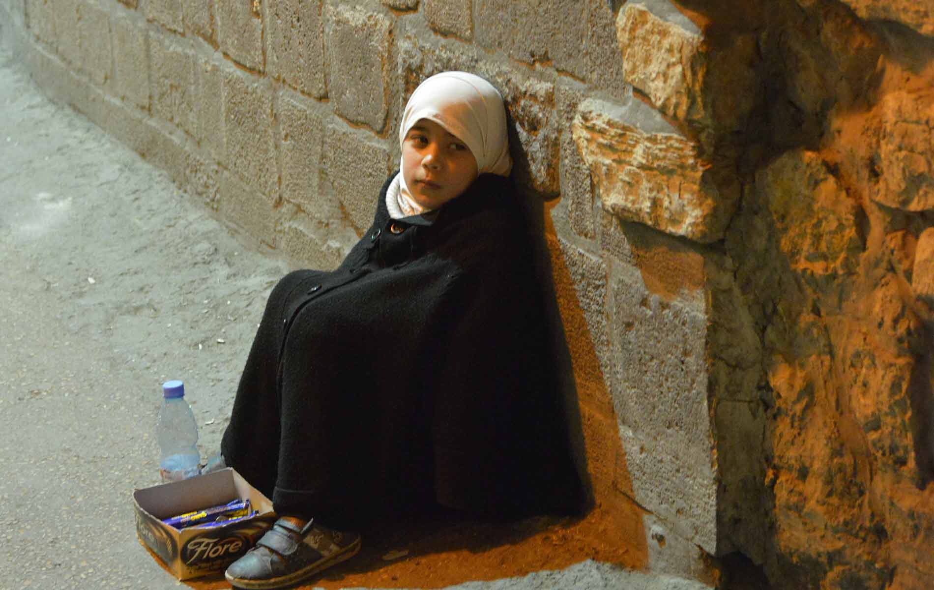 Criança nas ruas de Damasco; a situação na capital síria é crítica