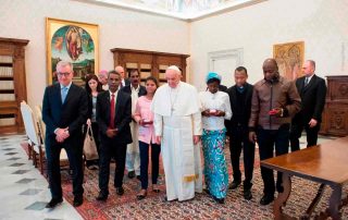 Vítimas da perseguição religiosa encontram Papa Francisco