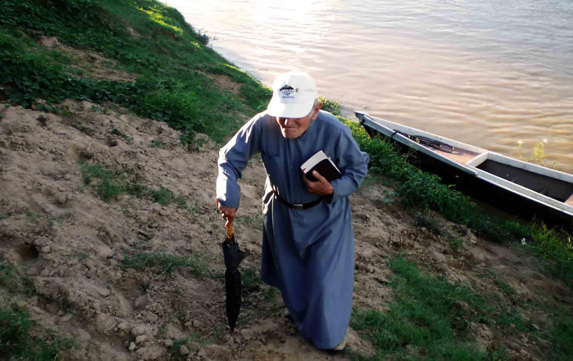 Padre Paolino chegando em comunidade ribeirinha no Acre, região amazônica