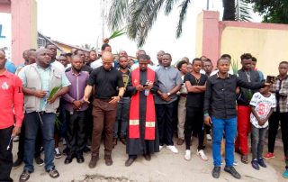 Fiéis se preparam para marcha pacífica, na República Democrática do Congo