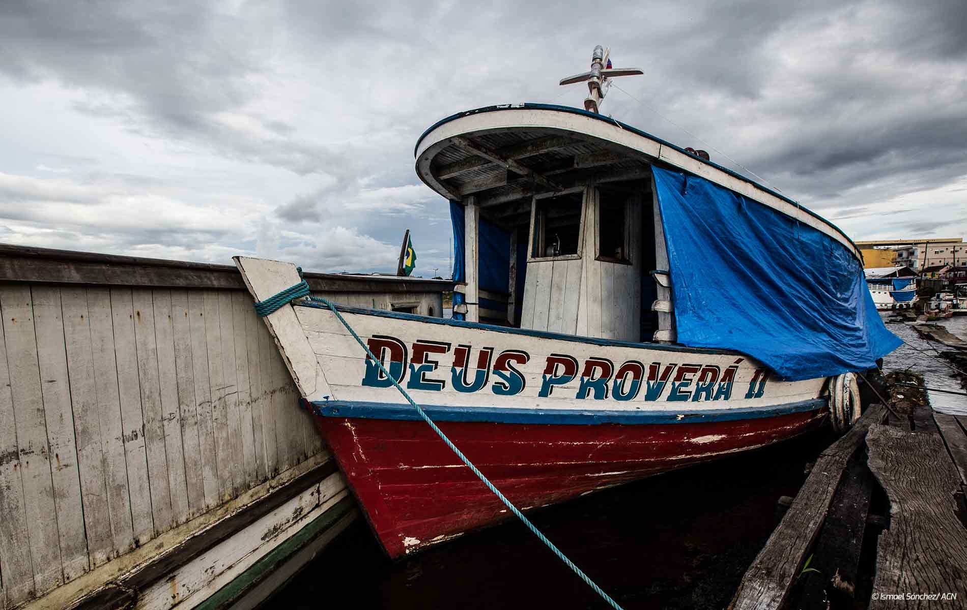 Divina providência; barco na Amazônia brasileira de nome "Deus Proverá II"