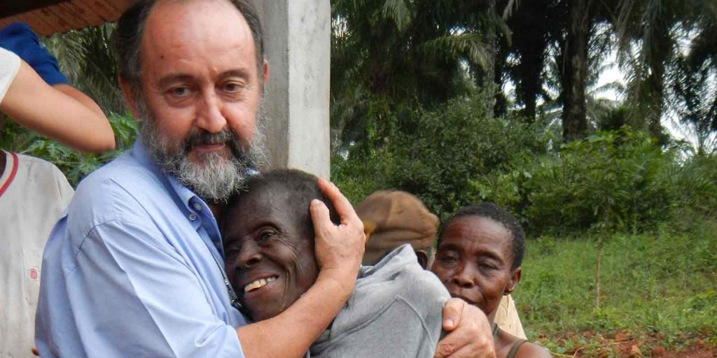 Dom Juan Aguirre com idosa em centro de acolhida na República Centro Africana Bispo de Bangassou, idosa, República Centro Africana