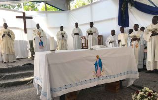 Missa em tenda no subúrbio de Hinche, Haiti