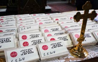 Pedra simbólica com escrito "Jesus is my rock" marca início da reconstrução da Síria cristã