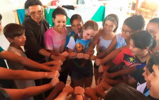 Padre capuchinho com crianças em Humaitá, Amazônia