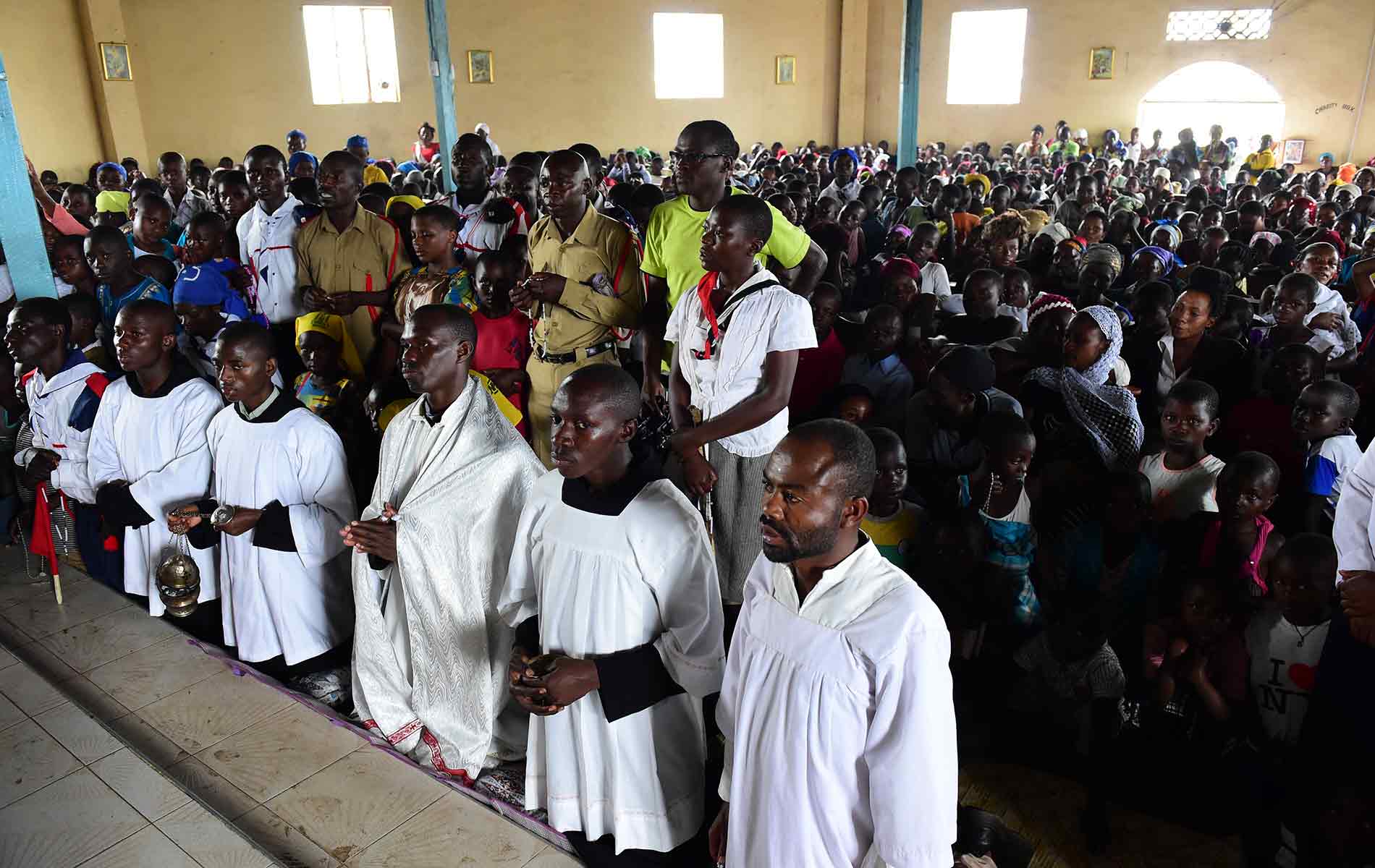 Fieis no Santuário da Divina Misericórdia em Uganda
