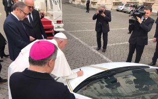 Lamborghini doada ao Papa