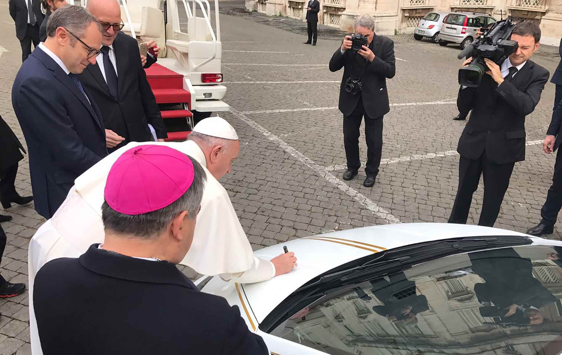 Lamborghini doada ao Papa