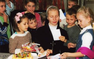 Abrigo para crianças cuidado por freiras no Cazaquistão