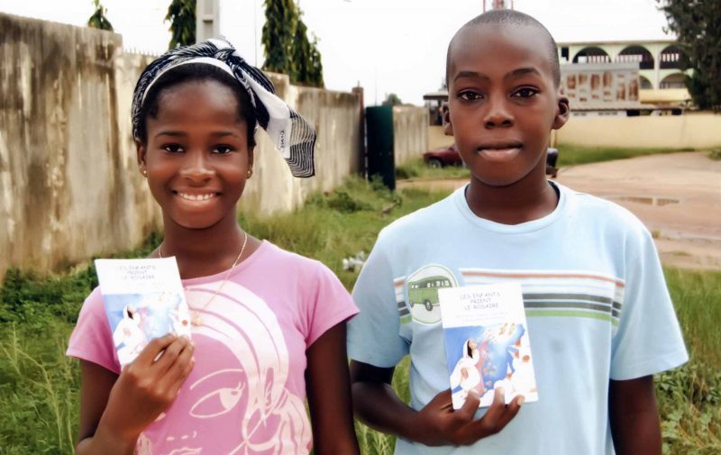 10.000 copias do livreto Rosário da Criança.