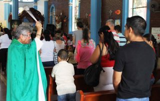 Padre Esteban em sua igreja na fronteira da Venezuela