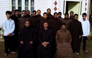 Rica em novas vocações: Ordem Carmelita se dedica ao frutuoso apostolado. Os 34 jovens em vários estágios de formação; 13 estudantes de Teologia, 7 Regentes, 7 estudantes de Filosofia e 7 Noviços do vicariato Regional de Santa Teresinha do Oeste - Nordeste da Índia.