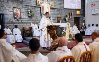 Padre argelino Paul-Elie Cheknoun percorre longas distâncias para atender católicos com veículo apropriado financiado pela ACN