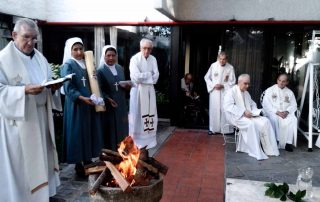 18 sacerdotes idosos celebrando a ressurreição em Montevidéu, Uruguai.