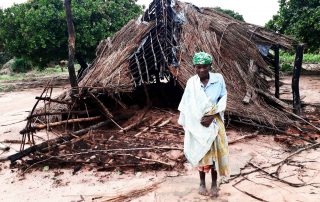 Reconstrução de capelas destruídas por ciclones em Janeiro de 2018, norte de Moçambique.