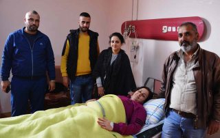 Najwa Arabi e sua família no Hospital Mzeina, Síria