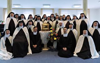 27 Irmãs Carmelitas em clausura no Convento de São José, em Breznica Djakovacka, Croácia (Dedicadas à vida de oração).