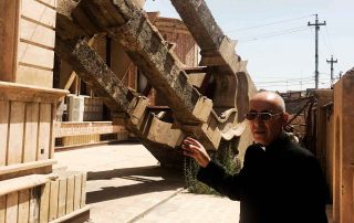 Padre Georges Jahola mostra destruição na Planície de Nínive