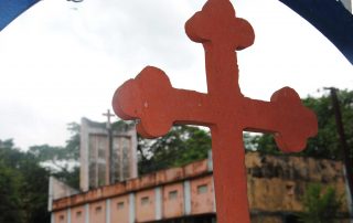 Cruz em igreja na Índia