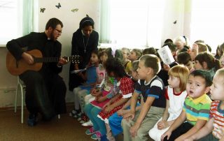 Assistência de existência a 63 irmãs da Diocese de São José em Irkutsk: Cantando com as crianças