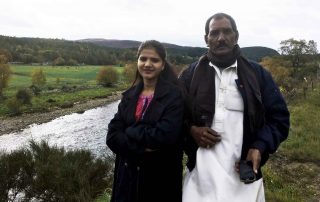 Eisham Ashiq de 19 anos e seu pai Ashiq Masih, no Reino Unido