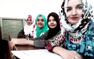 À direita Kainut, com suas colegas estudantes da universidade (Paquistão)