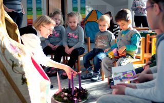 Irmã Cecília organiza uma colônia de férias para 60 meninas no terreno da casa