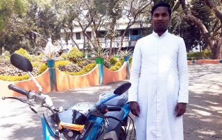 Motocicleta ajuda trabalho pastoral de Padre em vilarejos rurais