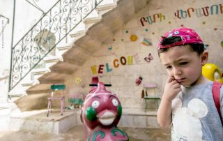 Uma criança na escola de verão da catedral católica em Aleppo
