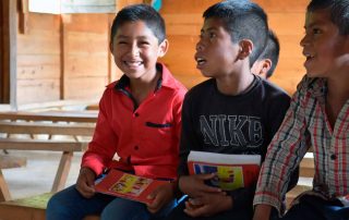 Crianças em uma capela da paróquia de Bachajón, Chiapas, México, com uma cópia da Bíblia da Criança em sua língua nativa Tseltal