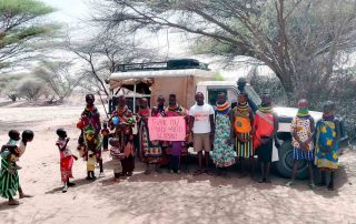 Fiéis de Todonyang dizendo "Obrigado" à ACN pelo novo veículo