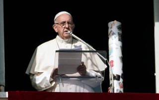 Santo Padre acendendo uma vela pela paz na Síria