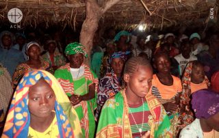 Construção do telhado da igreja paroquial de Yasso