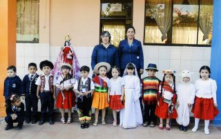 Irmã Griselda com as crianças da escola "Nuestra Señora de Urkupiña"