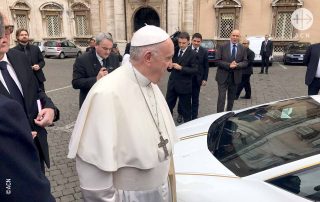 O papa leiloa a Lamborghini para apoiar os cristãos no Iraque