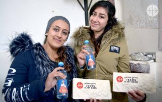 Cristãos na Síria comemoram retorno e cerimônia que marca a reconstrução de suas casas