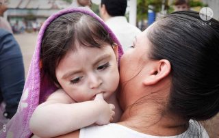 Mãe carrega a filha nos braços na Nicarágua
