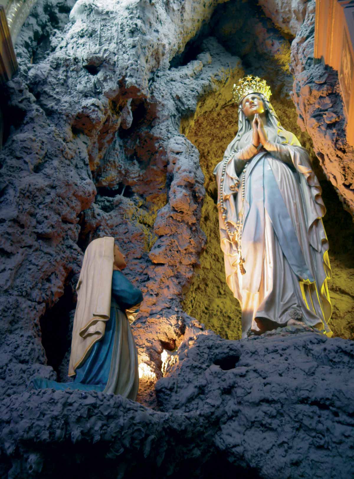 ACN-Verdadeira-Fisionomia-dos-Santos-Bernadette-Soubirous-Representacao-Gruta-2
