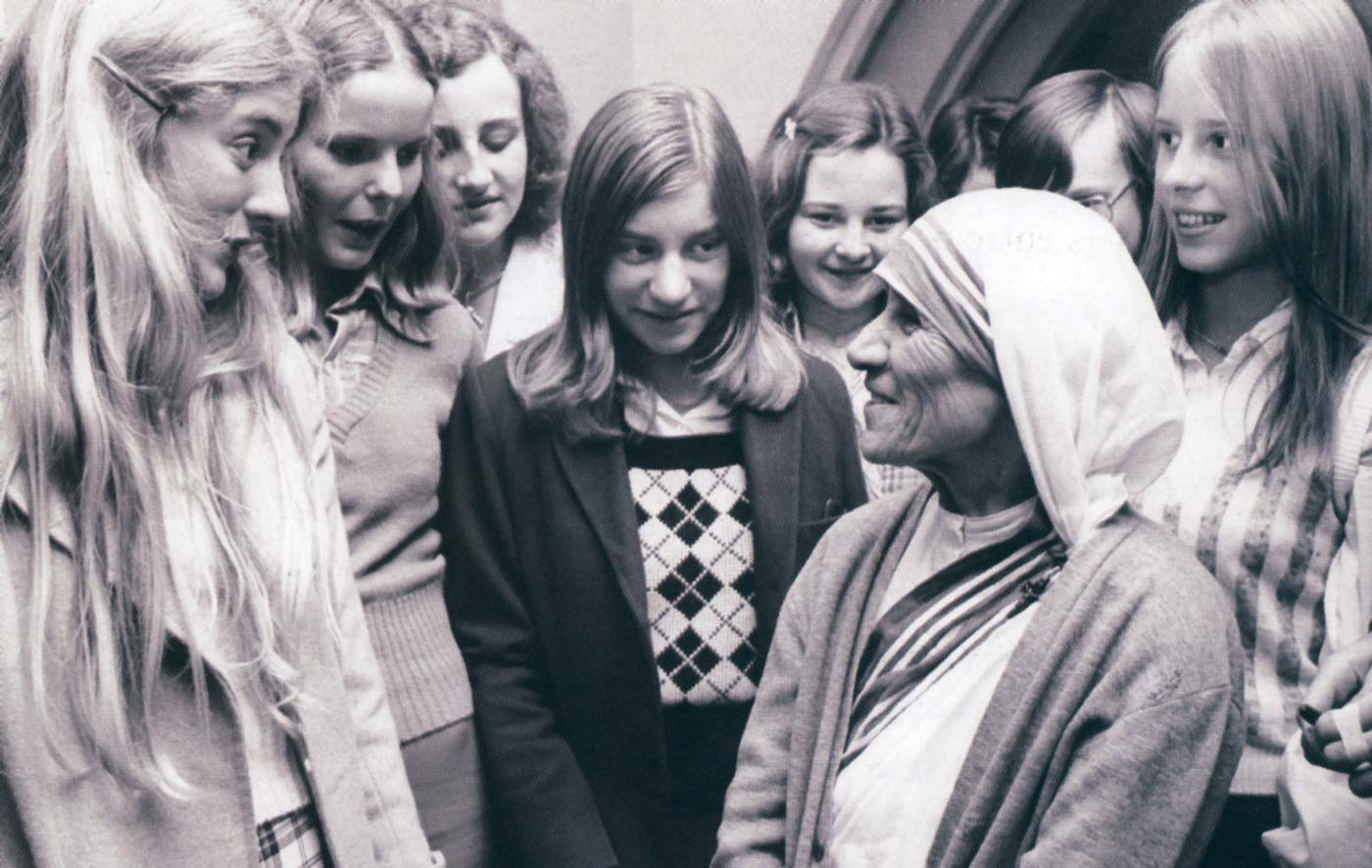 ACN-Verdadeira-Fisionomia-dos-Santos-Teresa-Calcuta-com-Jovens