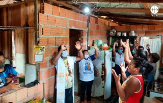 Na foto: Padre Bruno rezando com os fieis