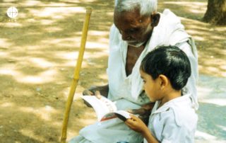 Fotos de criança lendo a biblia