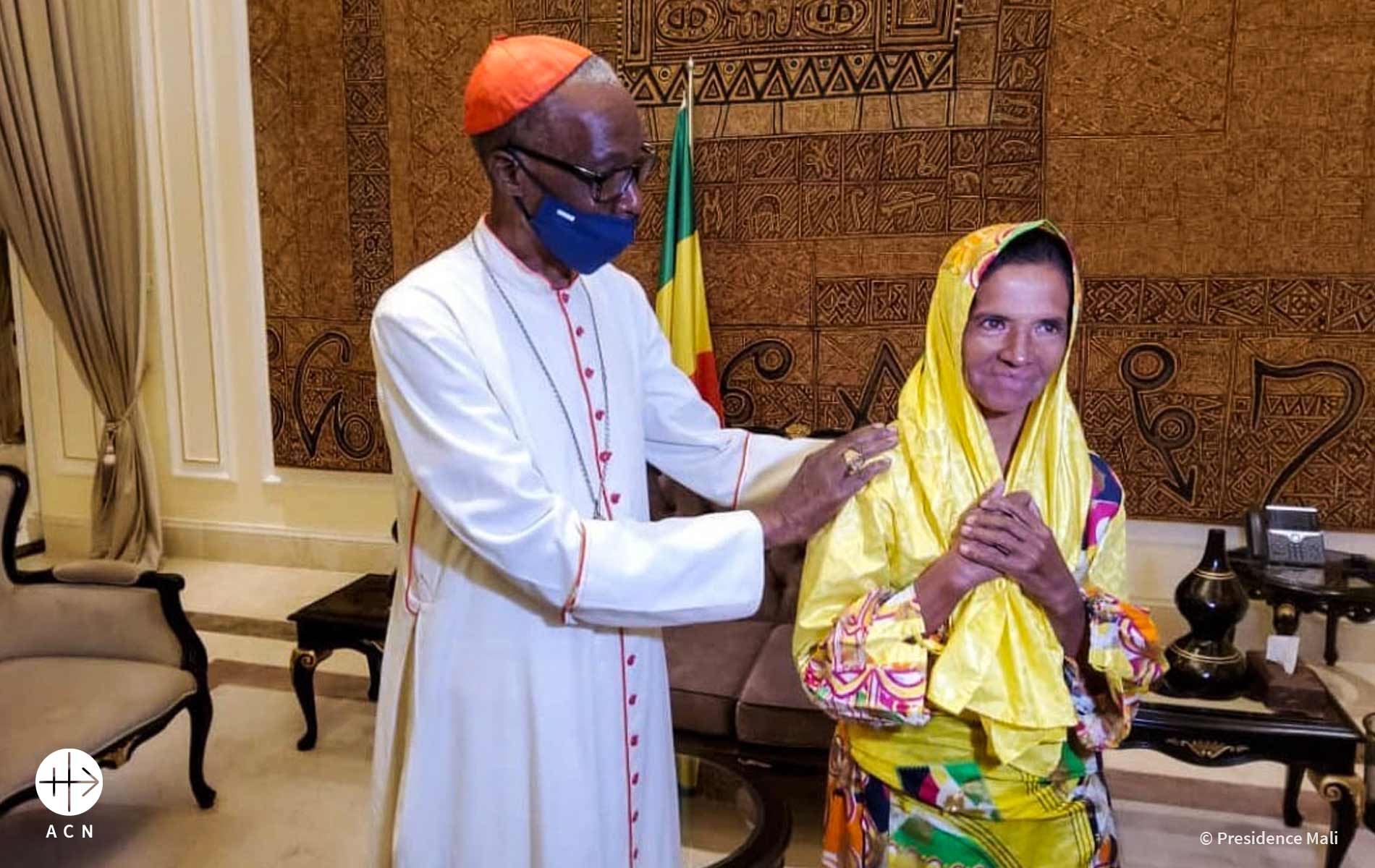 Foto de freira libertada com o bispo