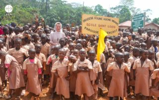 foto de crianças reunidas em escola