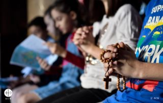 crianãs sírias rezando o terço