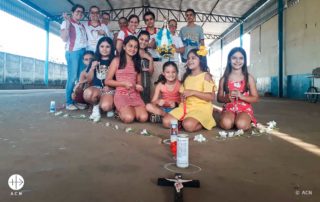 Crianças rezando o terço