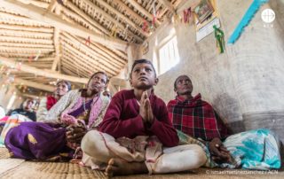 cristãos rezando na missa na ídias